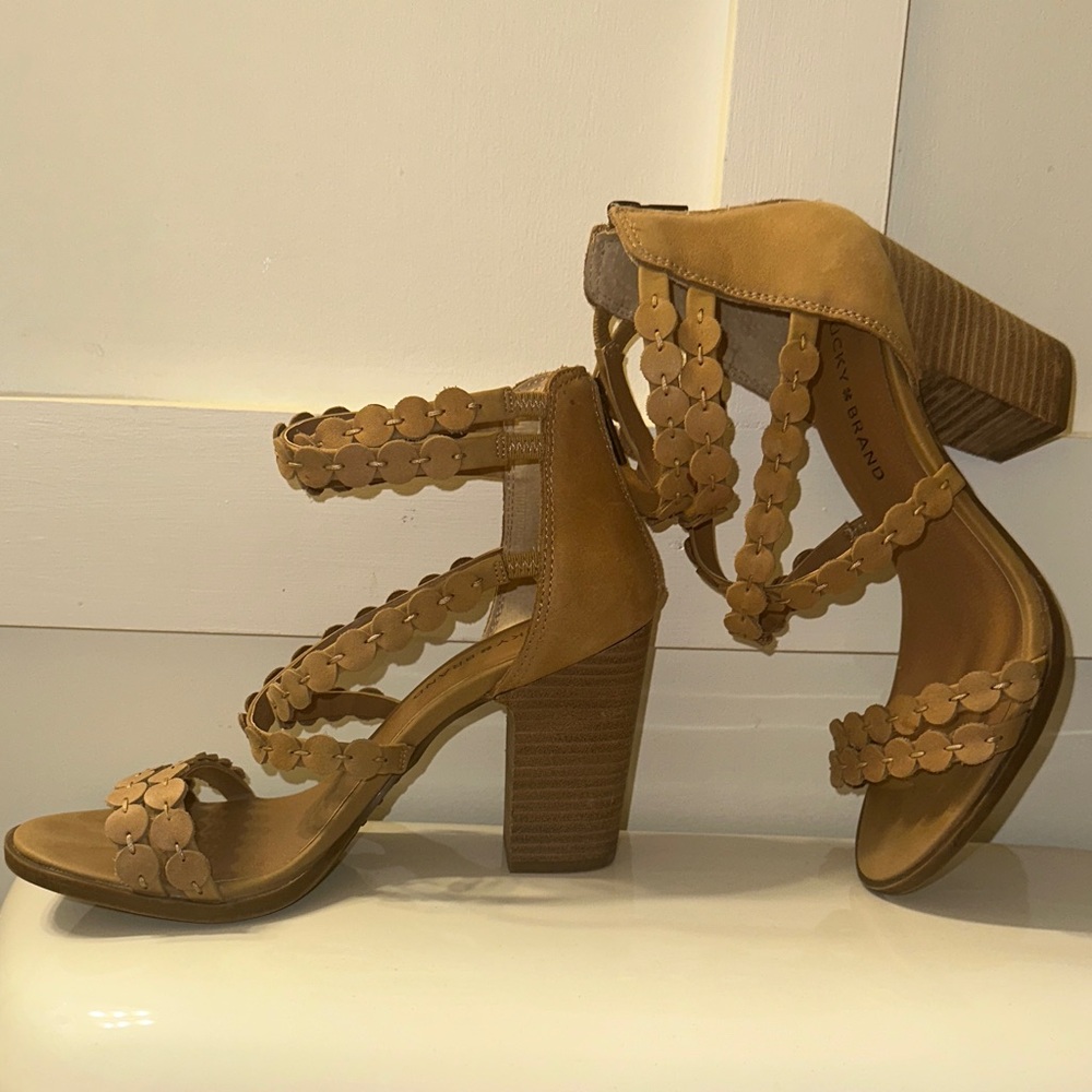 👡 Lucky Brand Tan Scalloped Disc-Strap Block Heel Sandals•Size 8.5